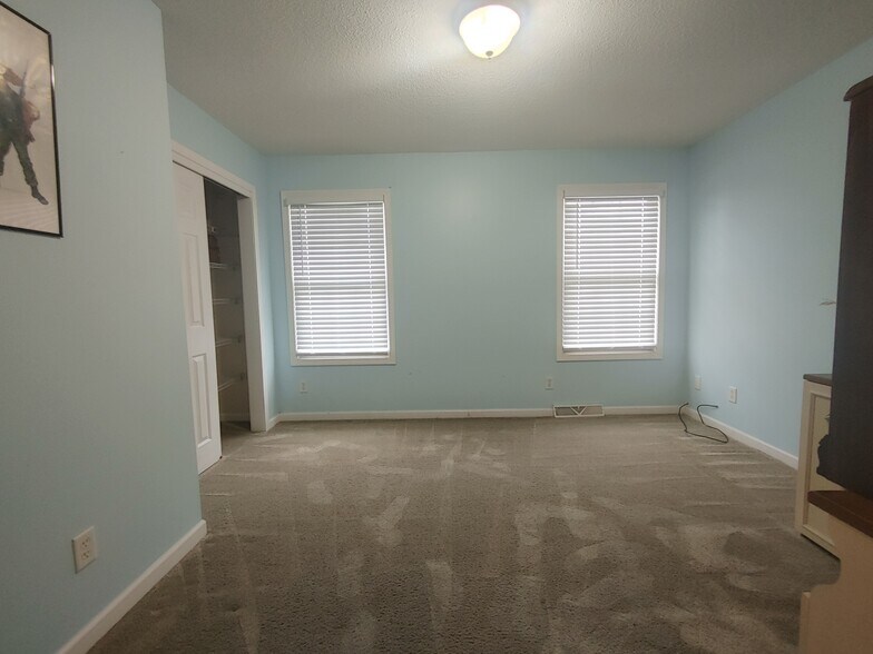 Building Photo - 579 Homestead Dr