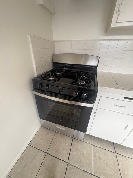 Building Photo - 533 Hyde Park Pl