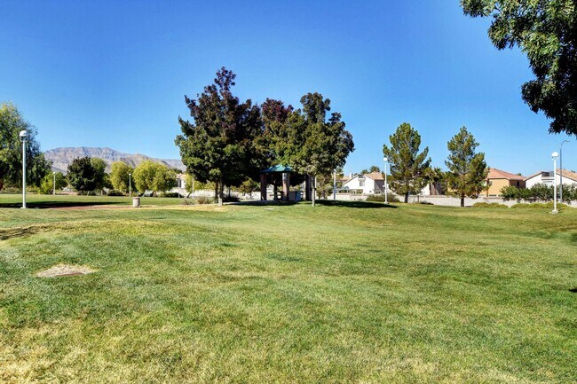 Building Photo - 2 Bedroom Condo w/ Patio & 1 Car Attached Garage