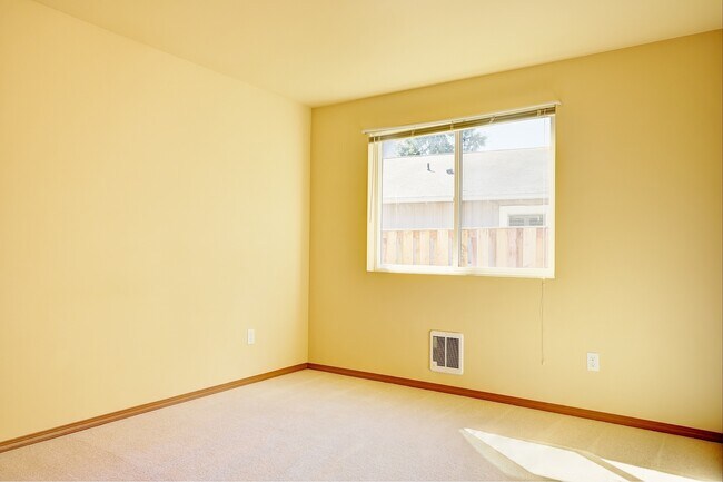 Building Photo - Spacious Coupeville Home! Dogs are Negotiable!