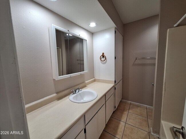 Building Photo - 1449 E Knoll Cir
