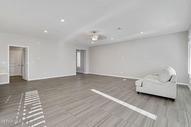 Building Photo - 261 Emerald Sun Dr