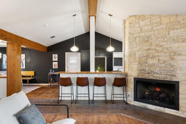 Building Photo - 2008 Matthews Ln