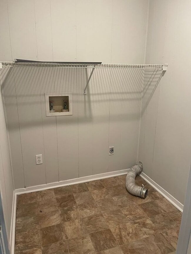Building Photo - Two Bed/One Bath Centrally Located to West...