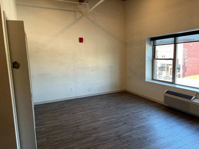 Building Photo - Studio Unit at Tiller+Main