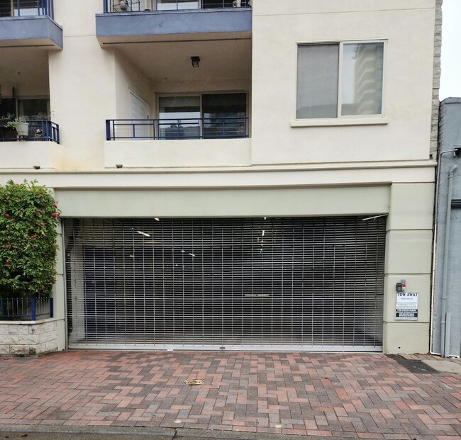 Building Photo - Downtown Marina District, 2 bed + Den 2 ba...