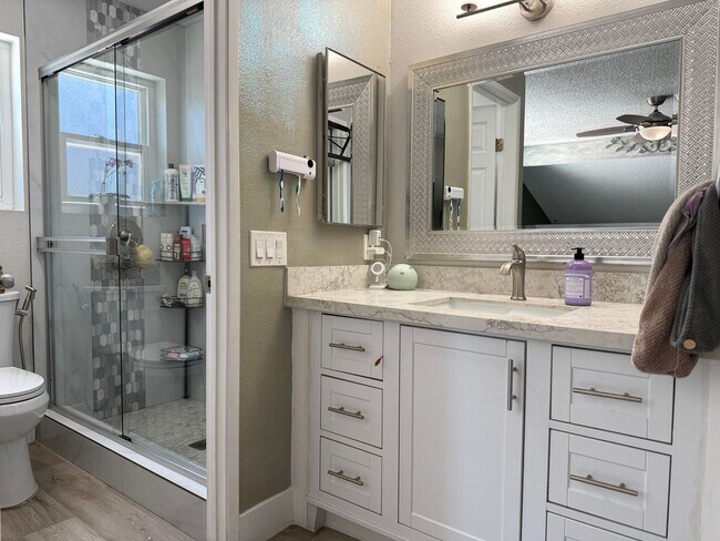 Building Photo - Move in Ready 3bed/3bath, beautiful backyard