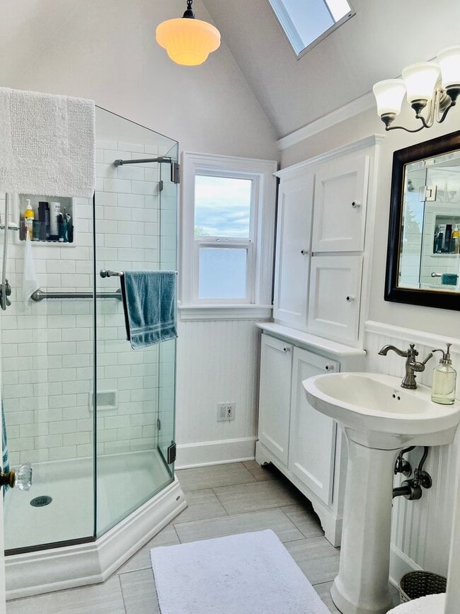 Building Photo - English Cottage Charmer meets Excellence
