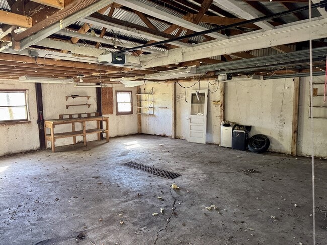 Building Photo - 530 Simon Ave W