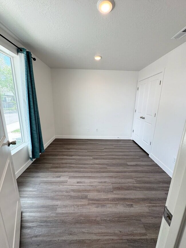 Building Photo - 1685 S 245 W