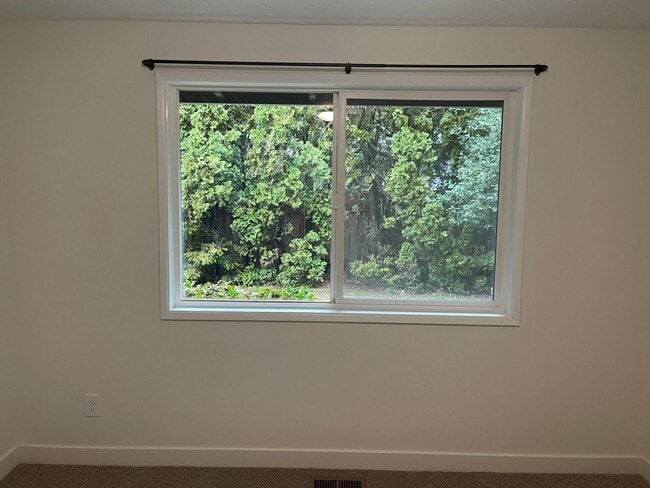 Building Photo - Beautiful 2 Bed, 1 Bath Duplex in SW Portland! Enjoy Private Yard, Spacious Floorplan in a Great ...