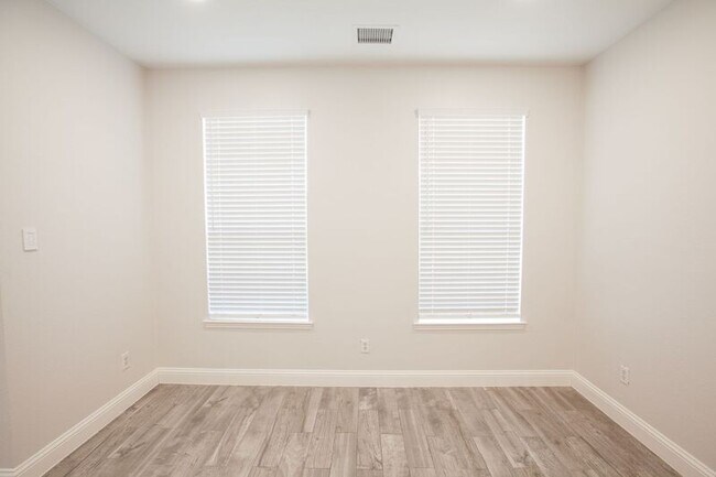 Building Photo - 9900 Presthope Dr