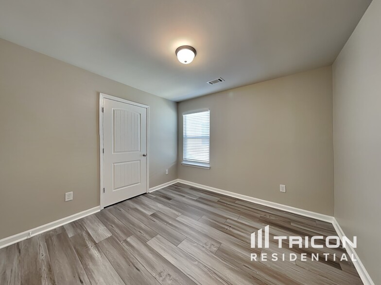 Building Photo - 204 Leland Ln