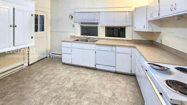 Building Photo - 4 Bed, 2 Bath Home with Fenced Yard / Vouchers Accepted