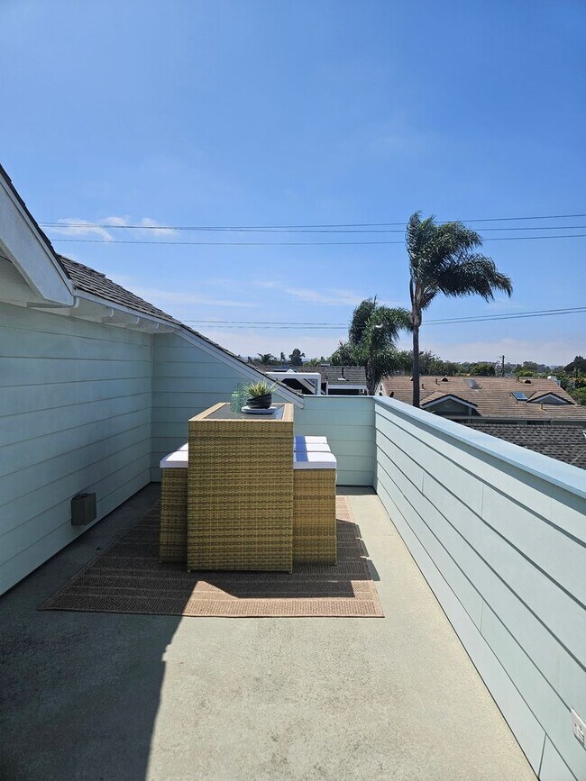 Building Photo - 3 Bedroom Plus Home with Roof Top Deck