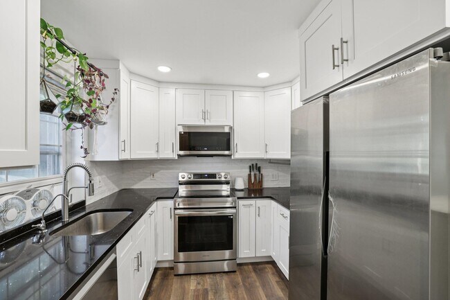 Building Photo - 14 A Lakeside Dr