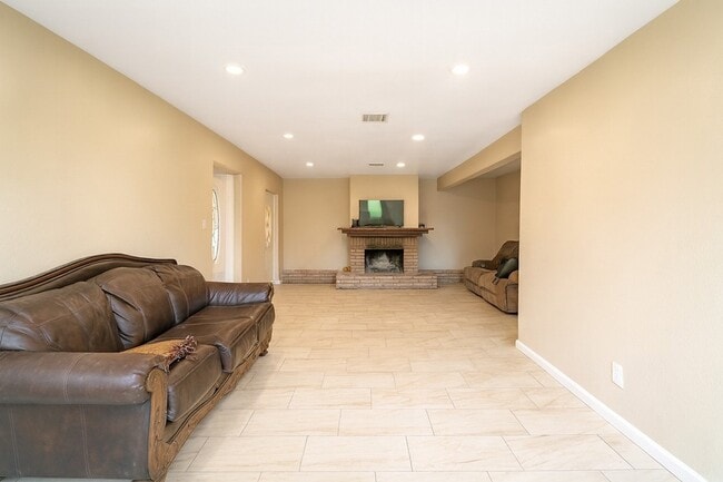 Building Photo - 1424 N Avenue F