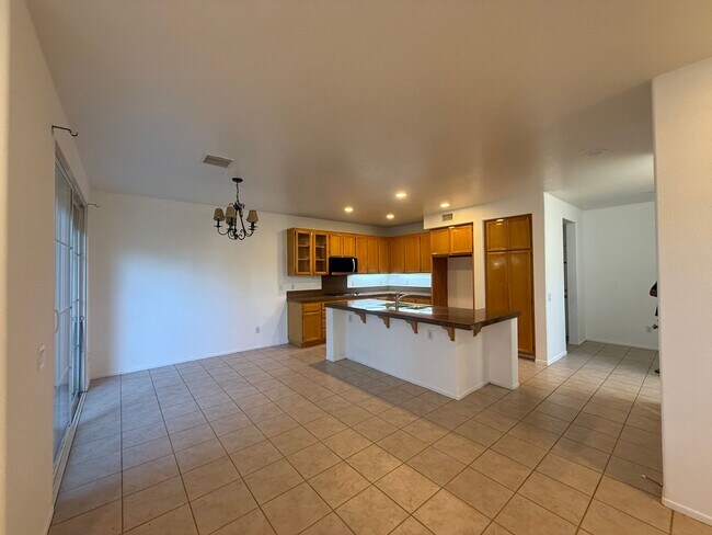Building Photo - 3 bed, 2 1/2 bath home in East Simi Valley