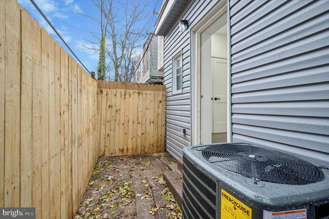 Building Photo - 5719 Cambridge St