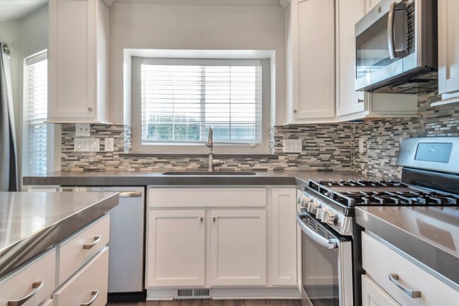 Building Photo - Incredible 6 bedroom Rambler in West Jordan