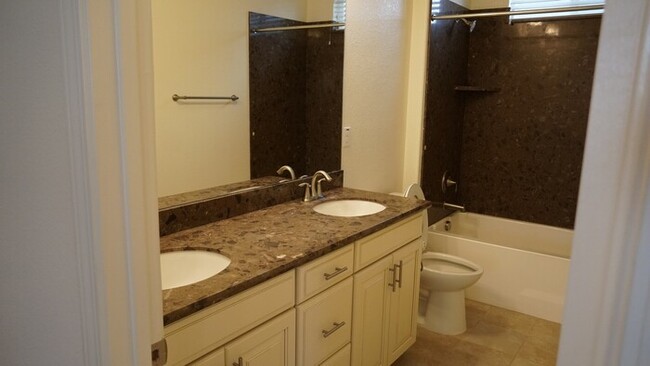 Building Photo - Beautiful 3 Bed, 2.5 Bath in Desirable Dia...