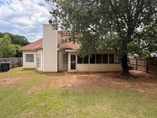 Building Photo - Charming 3-Bedroom Home In City Square!
