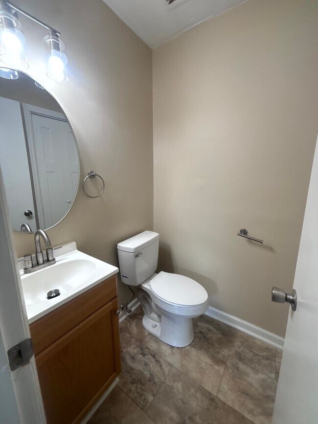 Building Photo - 5523 Livingston Dr