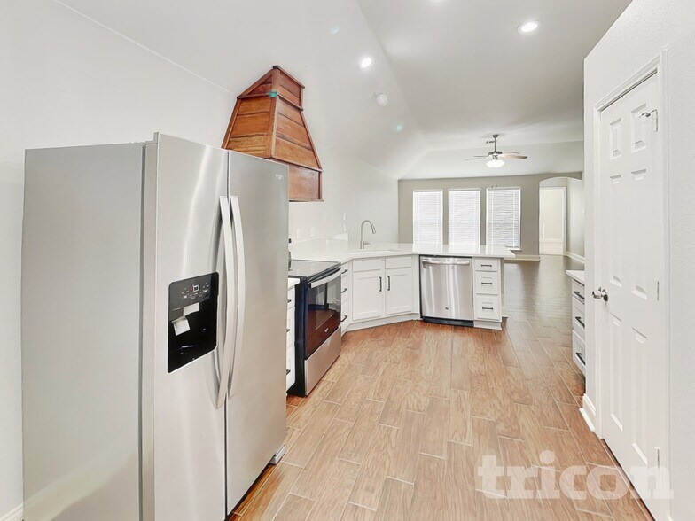 Building Photo - 1643 Hillside Dr