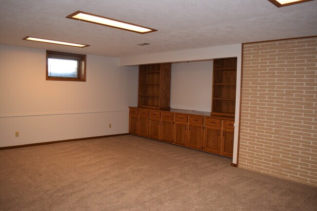 Building Photo - 2210 Skyline Dr