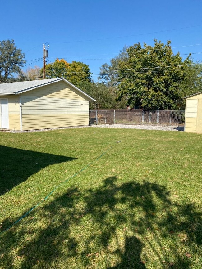 Building Photo - Large and recently remodeled 5 bedroom wit...