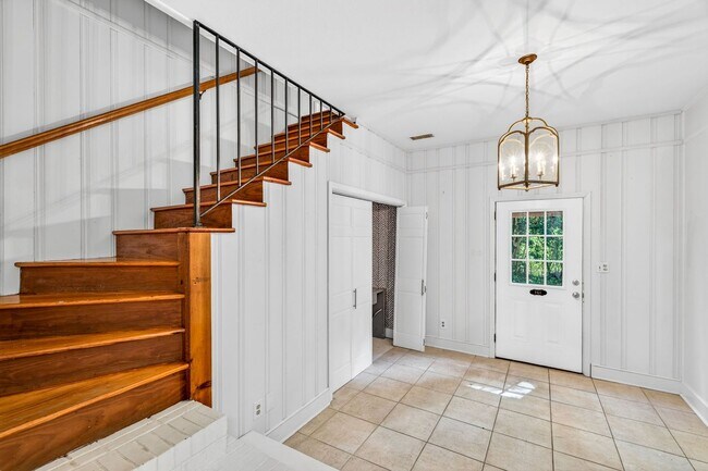 Building Photo - Comfort and Convenience in the Heart of Summerville