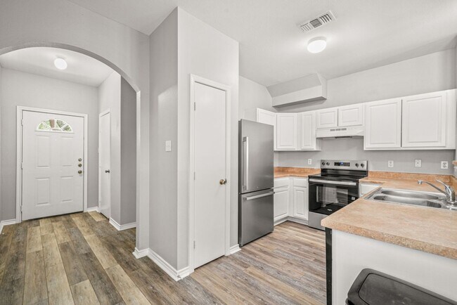 Building Photo - 7811 Kingsbury Wood