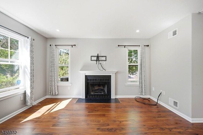 Building Photo - 81 Village Cir