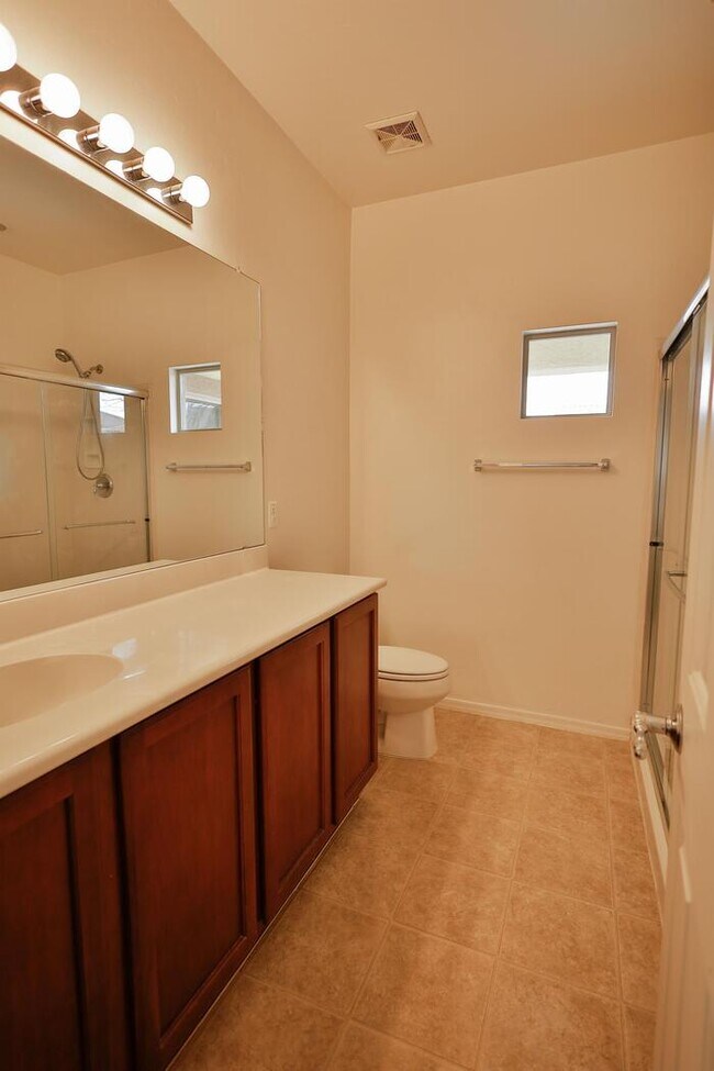 Building Photo - 831 W Calle Valenciana