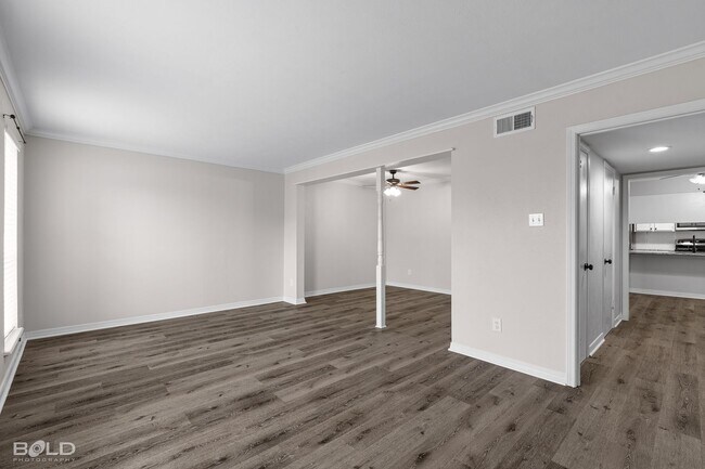 Building Photo - 3 bed 2 bath Town House