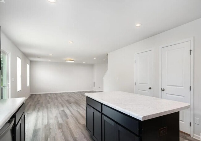 Building Photo - 1925 Pin Hook Rd