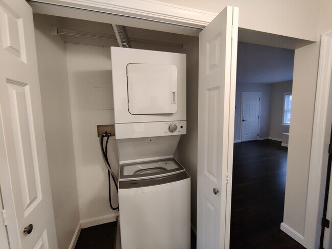 Building Photo - Coolidge Corner Area of Brookline. In-Unit Washer and Dryer, Heat, Hot Water Included, Bonus Room