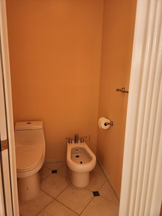 Building Photo - 17885 Fieldbrook Cir E
