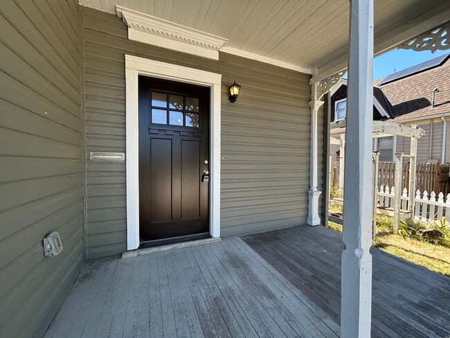Building Photo - Gorgeous 3 Bed + Bonus Room, 2 Bath Spacio...