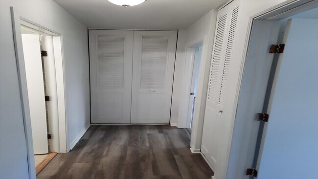 Building Photo - 3900 Bayside Dr