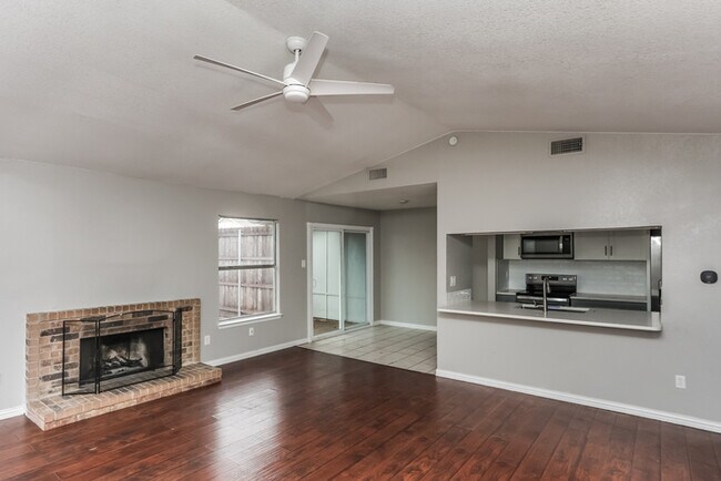 Building Photo - 2114 High Bluff Dr