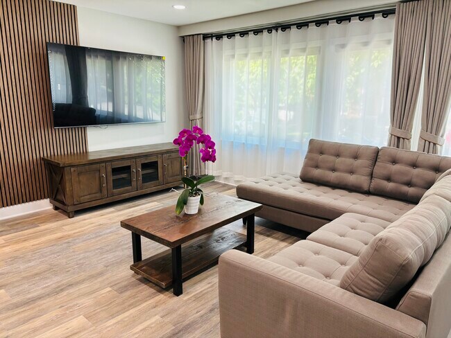 Living room - 506 Forest Ave
