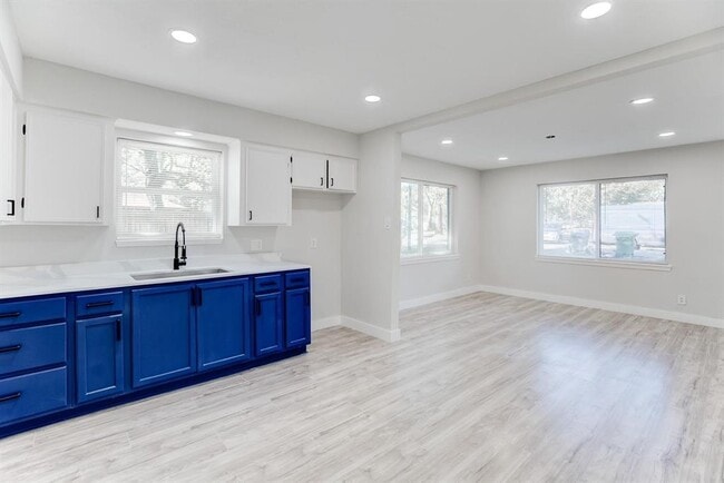 Building Photo - 207 Betral St