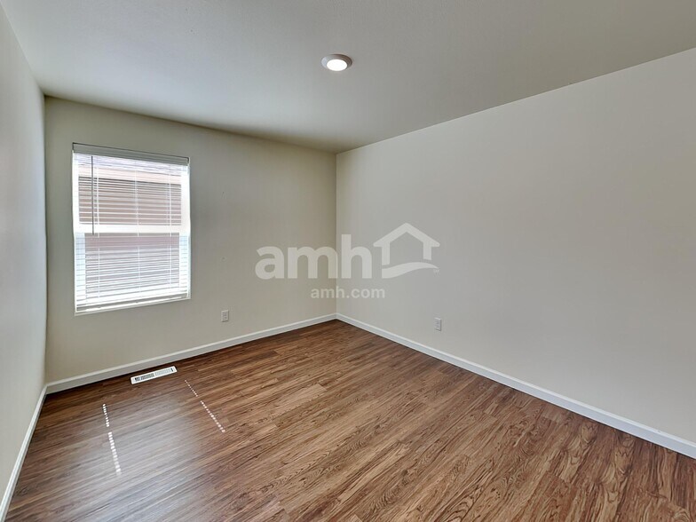 Building Photo - 2323 NW Matteo Dr