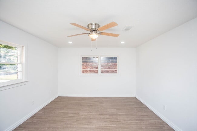 Building Photo - Short-Term Lease!