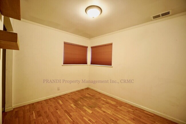 Building Photo - 104 Lobo Vista