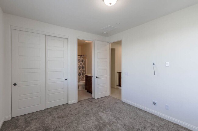Building Photo - Stunning 5 Bed, 4 Full Baths And 2 Half Ba...
