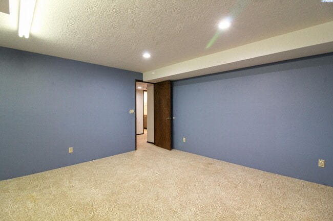 Building Photo - 5 Bed/3 Bath + an Office/Bonus Room House