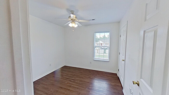 Building Photo - 4252 Sunglow Dr