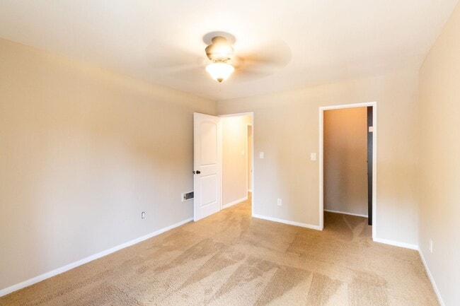Building Photo - One Bedroom Condo w/ On-Site Parking Near ...